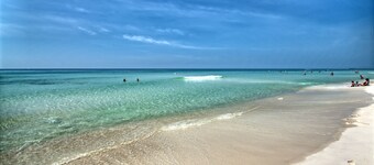 Stay right on the Beach! 5 pools 3 hot tubs Large balcony Beautiful sunsets