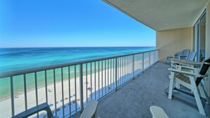Un balcón con vista a la playa y al océano.
