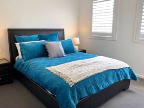 4 bedrooms, desk, WiFi
