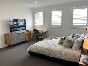 4 bedrooms, desk, WiFi