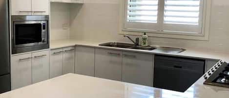 Micro-ondes, four, lave-vaisselle, grille-pain
