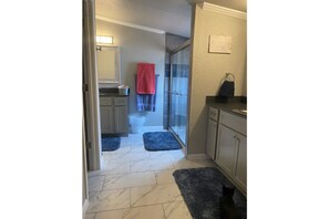 Ensemble douche/baignoire, sèche-cheveux, serviettes fournies, savon