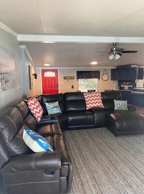 Älytelevisio, takka, DVD-soitin, kirjoja