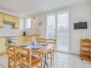 Frigorifero, microonde, forno, pentole/stoviglie/utensili