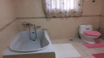 Kylpyamme, pyyhkeet, saippua, vessapaperi