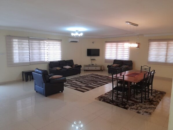 TV - Comfort Zone, Washer, HotWater, AC and WiFi (Freetown)