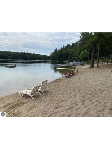 NEWLY RENOVATED! Large sandy beach & swim area. Cute 3 bedroom lake house