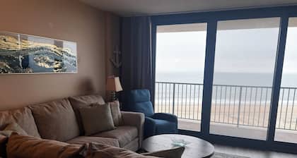 Spectacular Beach and Oceanfront views on 7th floor 3 bedroom condo!