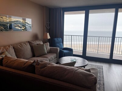 Spectacular Beach and Oceanfront views on 7th floor 3 bedroom condo!