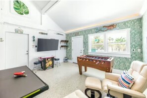 Smart TV, reproductor de DVD, futbolito, mesa de ping pong
