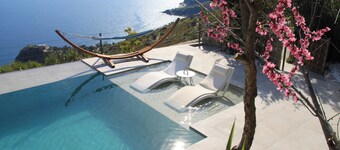 Private swimming pool, amazing views, sleeps 6.