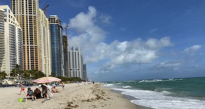 3BR Condo in Sunny Isles Beach