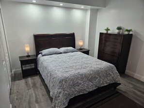 3 Schlafzimmer, Schreibtisch, Bügeleisen/Bügelbrett, Reisekinderbett