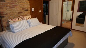 3 bedrooms, desk, iron/ironing board, free WiFi