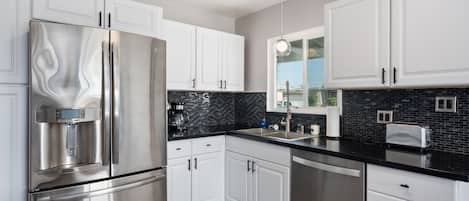 Refrigerador, microondas, horno y parrilla de estufa