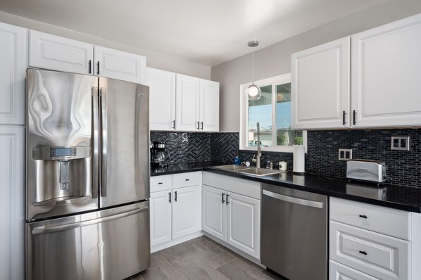 Fridge, microwave, oven, stovetop - Beautiful house close to San Diego Zoo, Sea World, Coronado (Chula Vista)