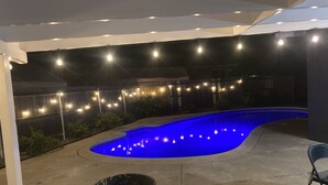 A swimming pool with a curved edge, surrounded by a concrete deck. - Beautiful house close to San Diego Zoo, Sea World, Coronado (Chula Vista)