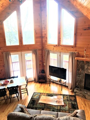 Flat-screen TV, fireplace, Netflix, table football - Welcome to LAZY DEER CABIN! (Piney Creek)