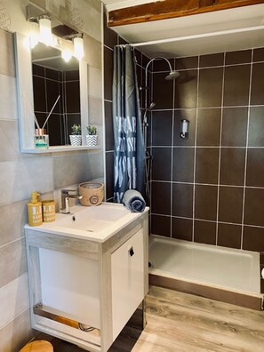 Badewanne, Haartrockner, Handtücher, Seife