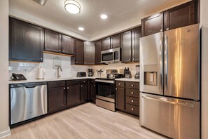 Een koelkast, een microgolfoven, een oven, een kookplaat