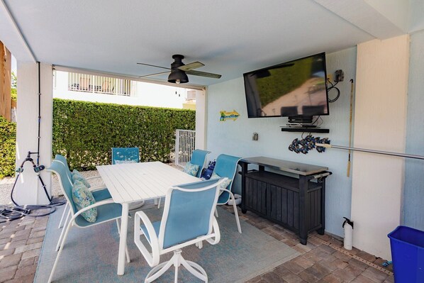 Outdoor dining - Coastal Key 3 bed 2 bath with pool kayaks, bikes, paddlebooards and dock (Marathon)