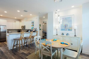 Dining - Coastal Key 3 bed 2 bath with pool kayaks, bikes, paddlebooards and dock (Marathon)