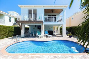 Outdoor pool, a heated pool - Coastal Key 3 bed 2 bath with pool kayaks, bikes, paddlebooards and dock (Marathon)