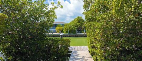 المنطقة المحيطة بالمنشأة