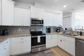 Fridge, microwave, oven, stovetop - Coastal Key 3 bed 2 bath with pool kayaks, bikes, paddlebooards and dock (Marathon)
