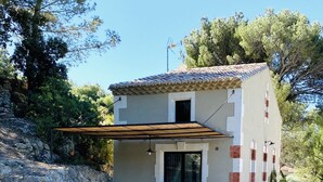 Zona junto a la piscina con piscina, mobiliario de exterior y un edificio con tejado de azulejos.