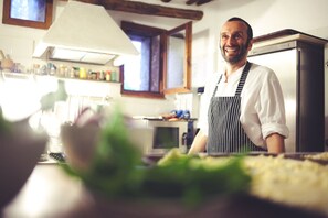 Réfrigérateur, un four, surface de cuisson, lave-vaisselle