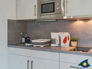 Kühlschrank, Mikrowelle, Wasserkocher mit Kaffee-/Teezubehör