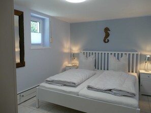 1 Schlafzimmer, Reisekinderbett, Bettwäsche
