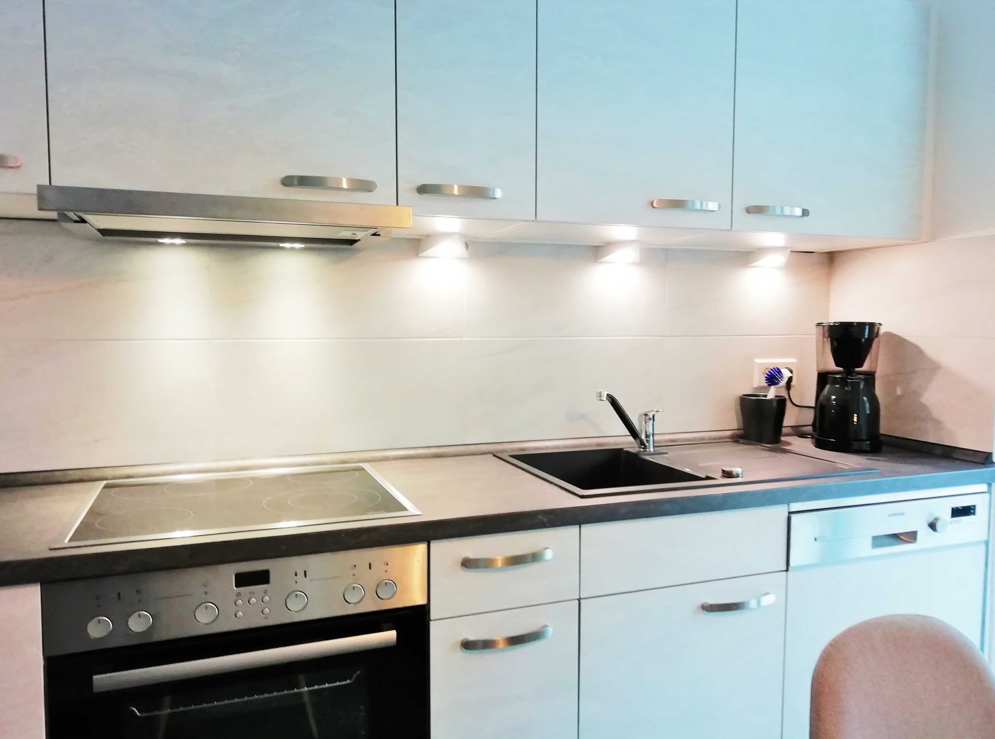 Kühlschrank, Mikrowelle, Ofen, Geschirrspüler