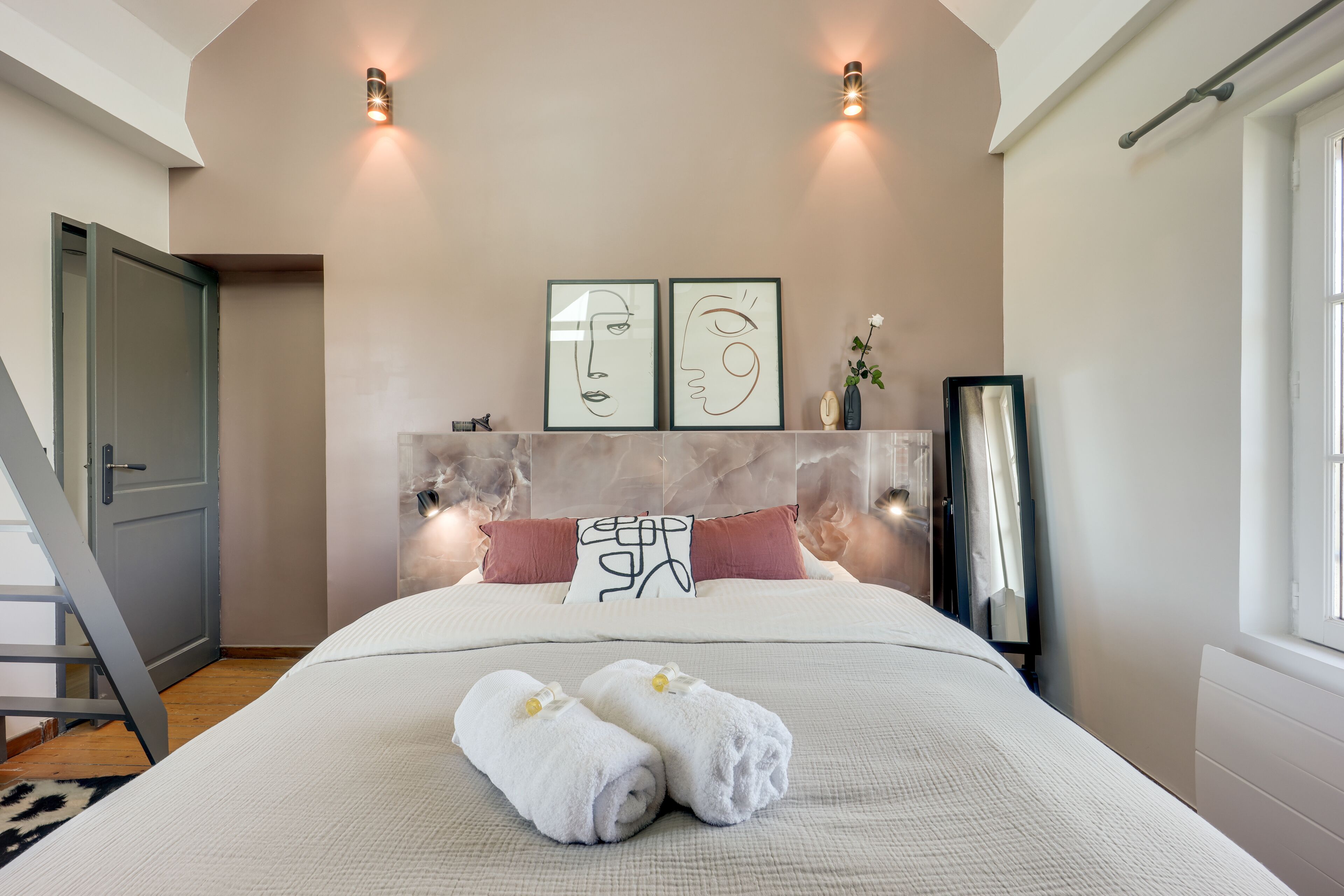 5 chambres, coffres-forts dans les chambres, bureau