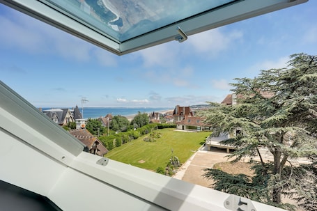 Property grounds. Beautiful Villa with Heated Pool Sauna Sea view 2 min to beach, 8 pers.