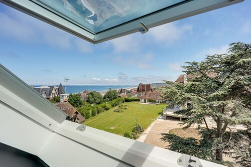 Beautiful Villa with Heated Pool Sauna Sea view 2 min to beach, 8 pers.