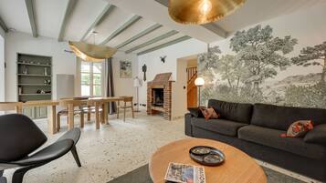 スマートテレビ、暖炉、卓球台、書庫