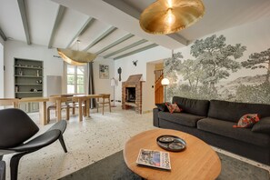 Smart-TV, Kamin, Tischtennisplatte, Bücher