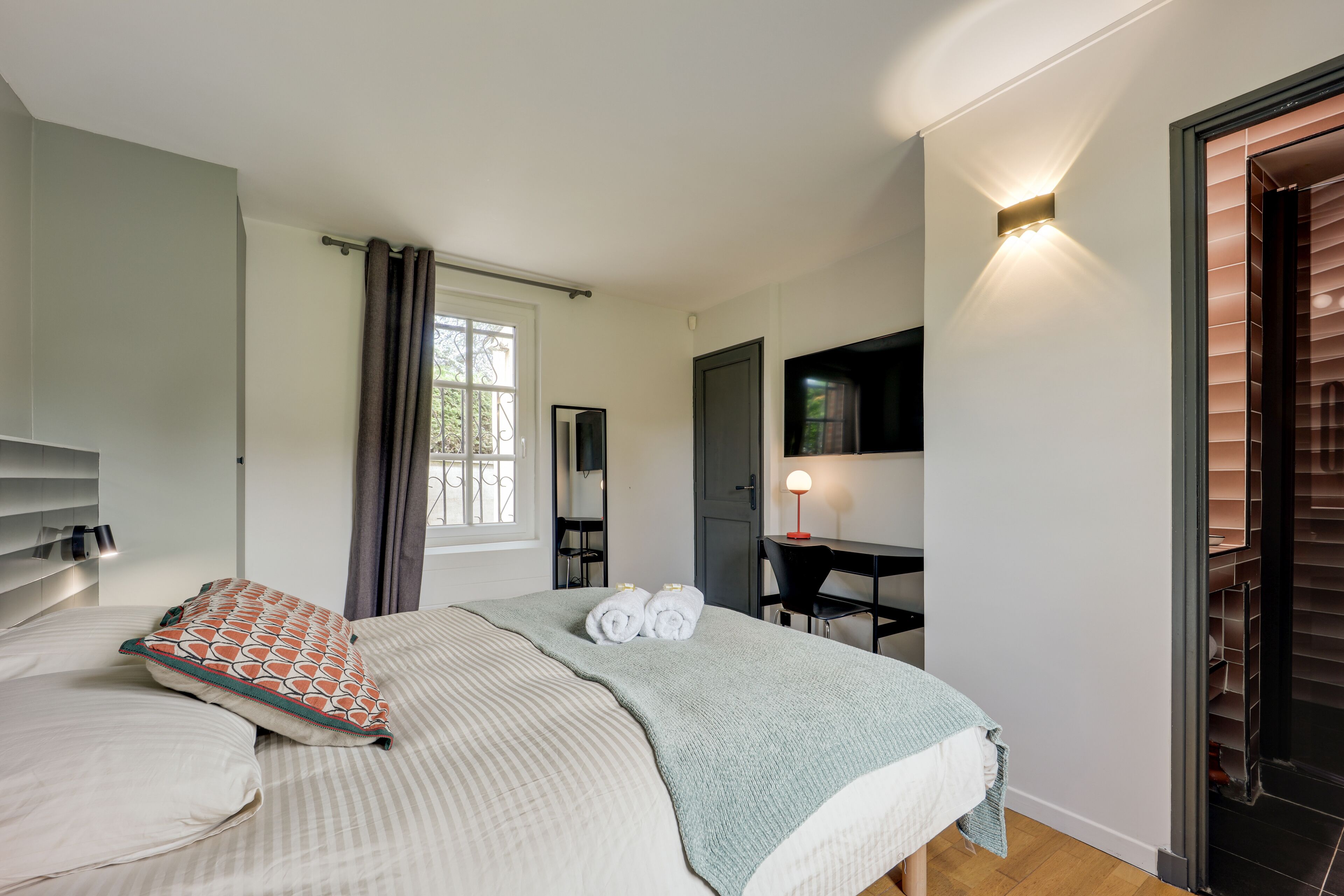 5 soveværelser, pengeskab på værelset, skrivebord, strygejern/strygebræt