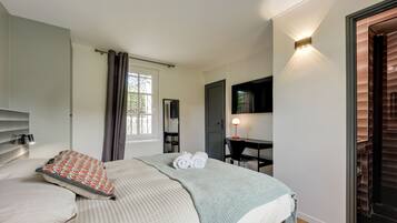 5 bedrooms, in-room safe, desk, iron/ironing board