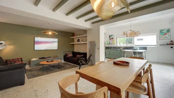 TV connectée, cheminée, table de tennis de table, livres