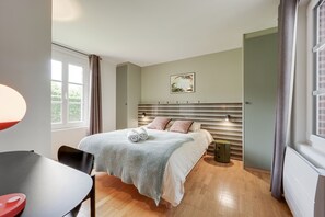 5 Schlafzimmer, Zimmersafe, Schreibtisch, Bügeleisen/Bügelbrett