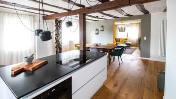 Kühlschrank, Mikrowelle, Ofen, Geschirrspüler