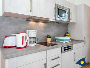 Køleskab, mikrobølgeovn, opvaskemaskine, kaffe-/temaskine