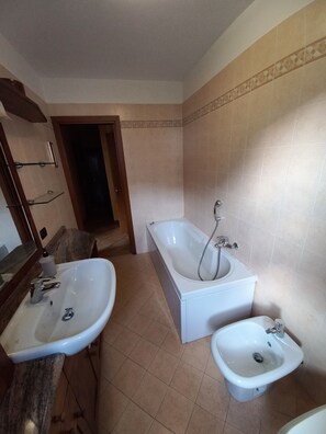 Bathtub, jetted bath, hair dryer, bidet