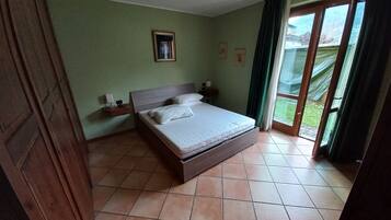 3 bedrooms, desk, free WiFi, bed sheets