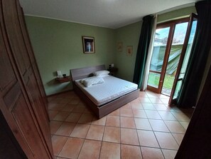 3 bedrooms, desk, free WiFi, bed sheets