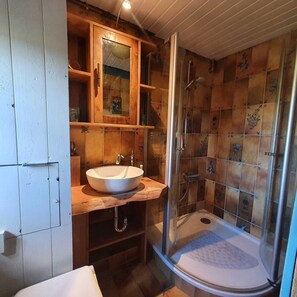 Dusche, Haartrockner, Handtücher, Seife