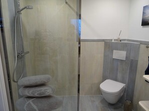 Dusche, Haartrockner, Handtücher, Seife